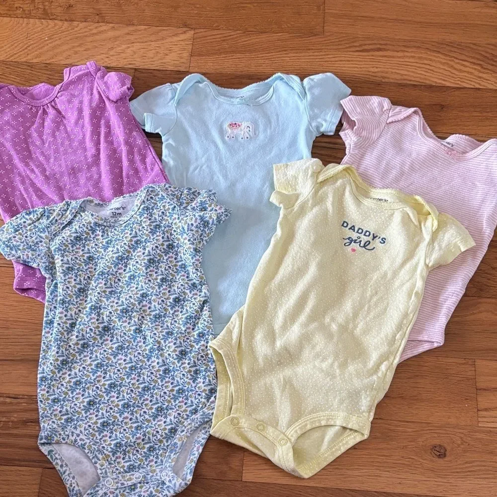 Carter's Pastel and Floral Baby Bodysuits set of 5 size 12 months